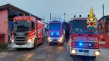 Roma, incendio in un magazzino nella notte: vigili del fuoco sul posto