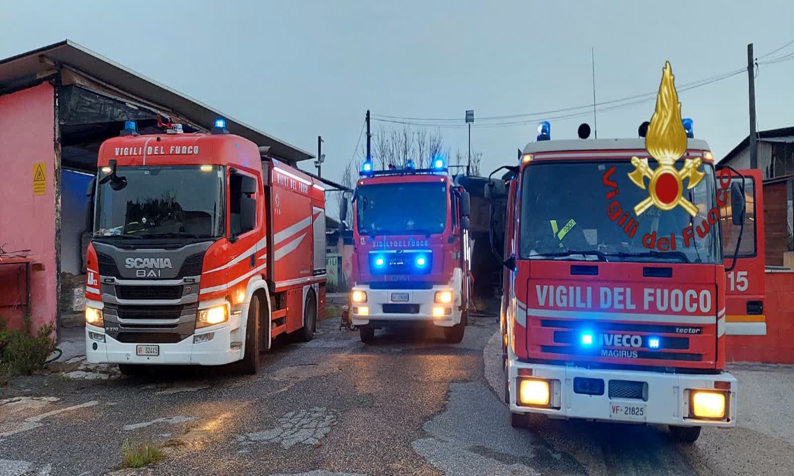 Incendio in un magazzino a Roma