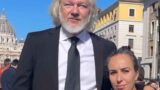Julian Assange, fondatore di WikiLeaks, ai funerali di Papa Francesco: un gesto di gratitudine e memoria