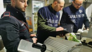 Fiumicino, controlli dei Carabinieri in 3 stabilimenti: 14mila euro di multe dei Nas e dei Nil