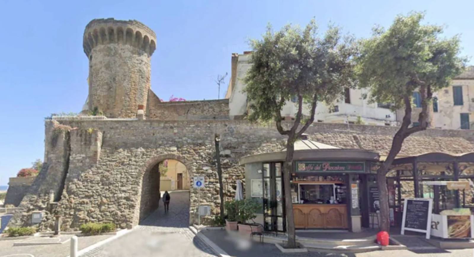 Ingresso del Borgo storico di Nettuno, foto Google Maps