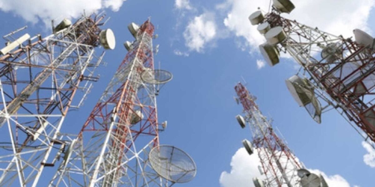 Un traliccio di telefonia mobile, come quello in corso di innalzamento a Nettuno