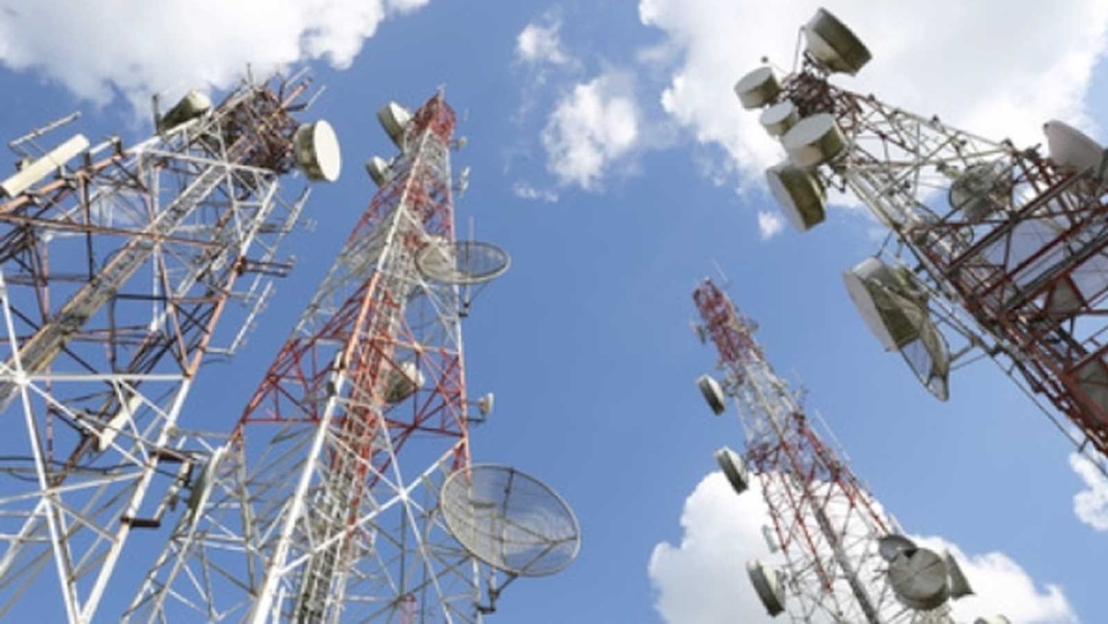 Un traliccio di telefonia mobile, come quello in corso di innalzamento a Nettuno