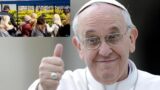 Morte Papa Francesco, selfie al posto delle lacrime: quando l’ipocrisia prende il sopravvento