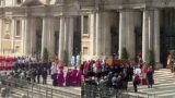 Il feretro di Papa Francesco arriva a Santa Maria Maggiore: sepoltura tra la folla commossa