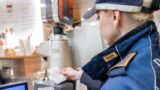 Roma, chiusi due bar e una tavola calda con blatte e topi in cucina: multe da 7mila euro