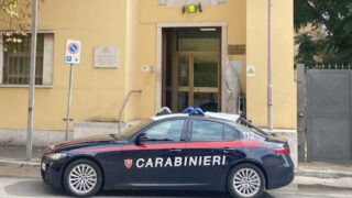 Pomezia, follia in strada: sotto effetto di droghe lancia sassi su auto e persone, bloccato 27enne
