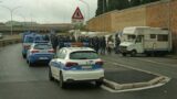 Roma, operazione interforze al Verano: rimosse le roulotte, ripristinato il decoro (FOTO)