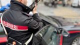 Roma, follia al Quadraro: minaccia il compagno con un coltello dopo anni di botte e silenzi