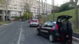 Roma, in strada con droga e un coltello da 21 cm nascosti in tasca: fermato ventenne a Corviale