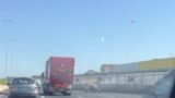 Roma, camion Ama (nuovo di zecca) perde spazzatura sul GRA, gli utenti: “Questa sì che è differenziata”