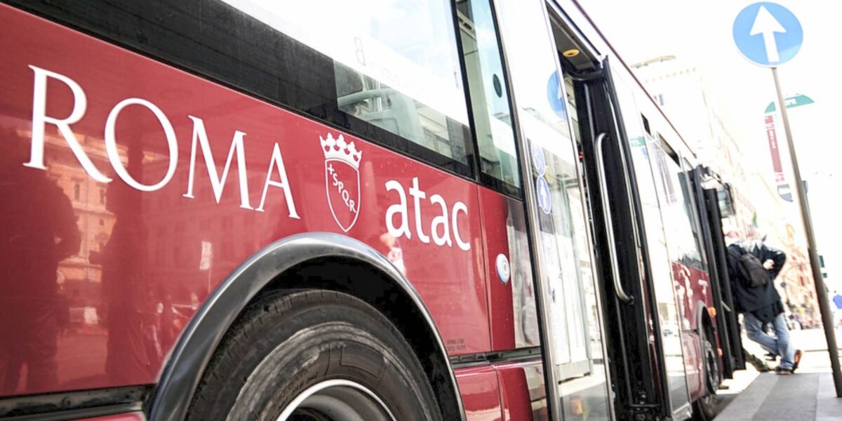 Roma, un bus Atac in giro per Roma