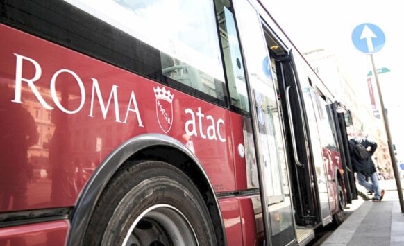 Roma, un bus Atac in giro per Roma