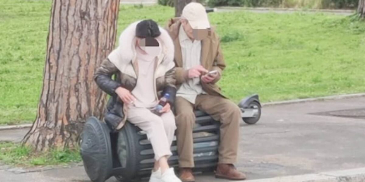 Cestò, a Roma i nuovi cestini di Gualtieri usati come panchine