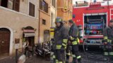 Roma, corso Rinascimento in fiamme: incendio alla pasticceria Cinque Lune