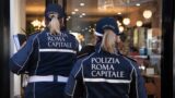 Roma, fogna intasata dai rifiuti del ristorante: all’Esquilino scatta la chiusura