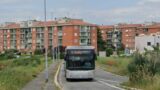 Roma, autobus danneggiato da un sasso: scoperto il responsabile, ha meno di 14 anni