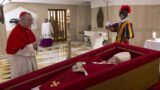 Papa Francesco, oggi la processione da Santa Marta a San Pietro: orari e quando si può vedere la salma, come cambia la viabilità