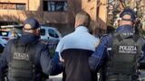 Roma, “Odio tutti”: lancia oggetti dal balcone, incendia cartoni e danneggia le auto. Arrestato