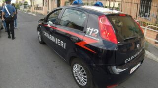 Cisterna, lancia sassi contro i passanti, poi picchia i carabinieri e li manda all’ospedale