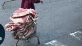 Roma, mercato della vergogna all’Esquilino: carne trasportata sulle spalle e banchi tra i rifiuti (FOTO)