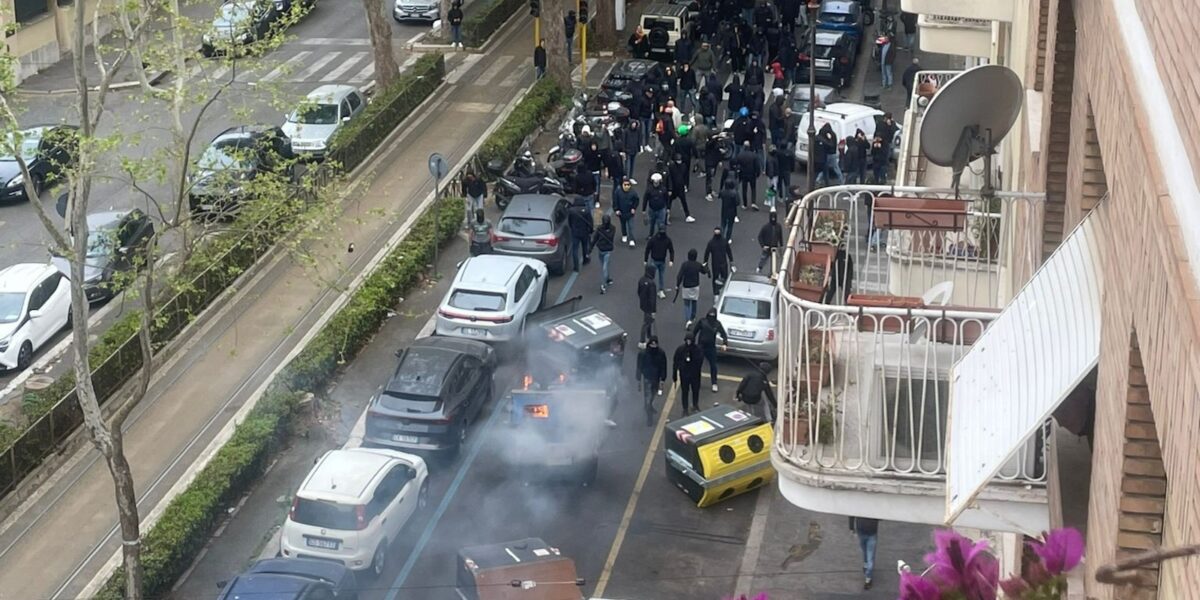 corteo tifosi che danno a fuoco i cassonetti e distruggono i semafori
