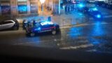 Roma, incendio sotto i portici di Piazza Vittorio: carabinieri salvano un clochard