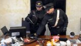 Ostia, soldi, pistole e fucili nel fortino della droga: arrestati due uomini e una donna