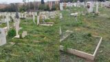 Roma, cimitero Flaminio, sfalcio dell’erba senza raccolta: degrado e incuria tra le tombe di Prima Porta