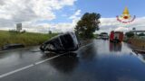 Automobilista finisce con l’auto contro un albero sull’Ardeatina: 1 morto e 4 feriti gravi, tratto chiuso (FOTO)