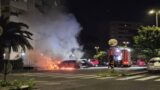 Roma, auto in fiamme alla Serpentara: alta colonna di fumo vicino i palazzi (FOTO)