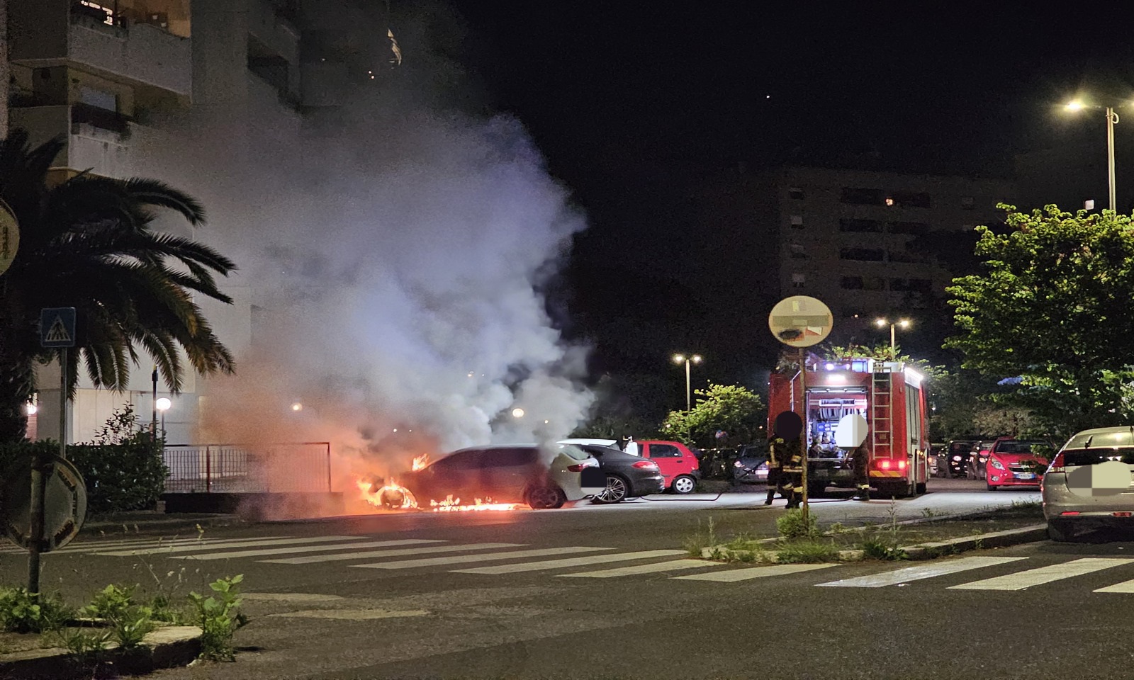 Auto in fiamme alla Serpentara a Roma