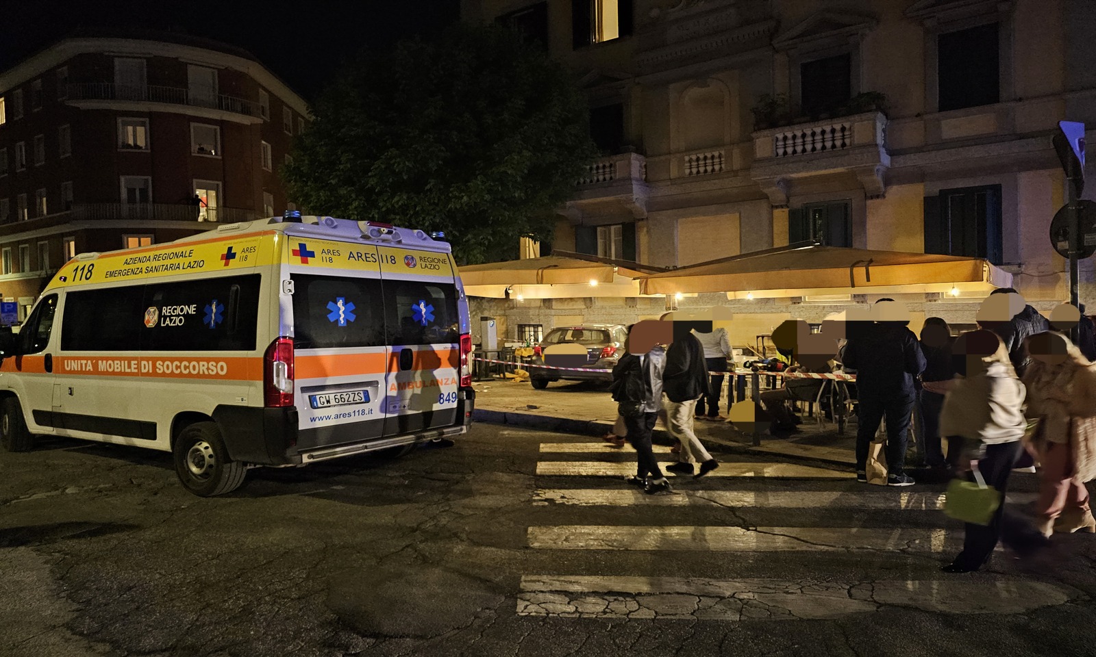 Automobilista si schianta su un dehors a Roma