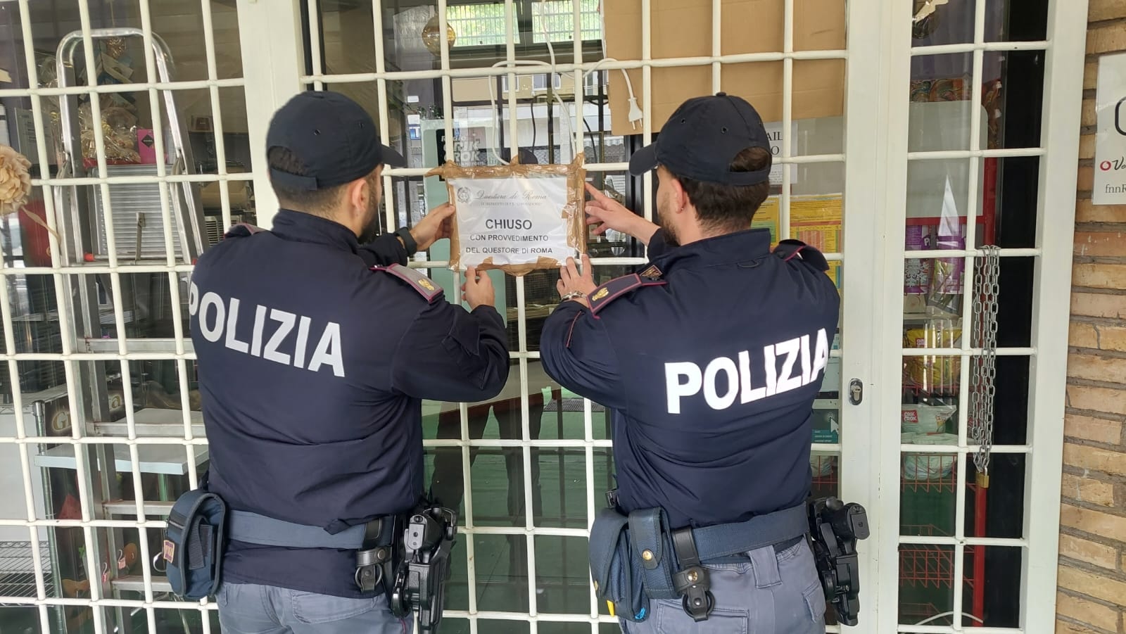 Bar chiuso dalla polizia all'Eur