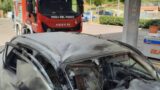 Roma, auto prende fuoco durante il rifornimento dal benzinaio: panico a Monteverde, l’autista è gravissimo