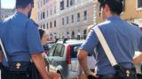 Follia a Roma: minorenne armato rapina una donna, fugge sui tetti e svaligia un convento