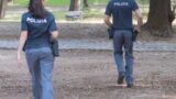 Roma, aggredisce una donna e la figlia di 2 anni, poi spacca a calci lo specchietto dell’auto su cui viaggiavano