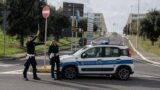 Roma, guida con il cellulare in mano nell’auto con la targa truccata: beccato e denunciato