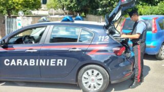 Ladispoli, danneggiano un’auto, poi prendono a calci i carabinieri: arrestati