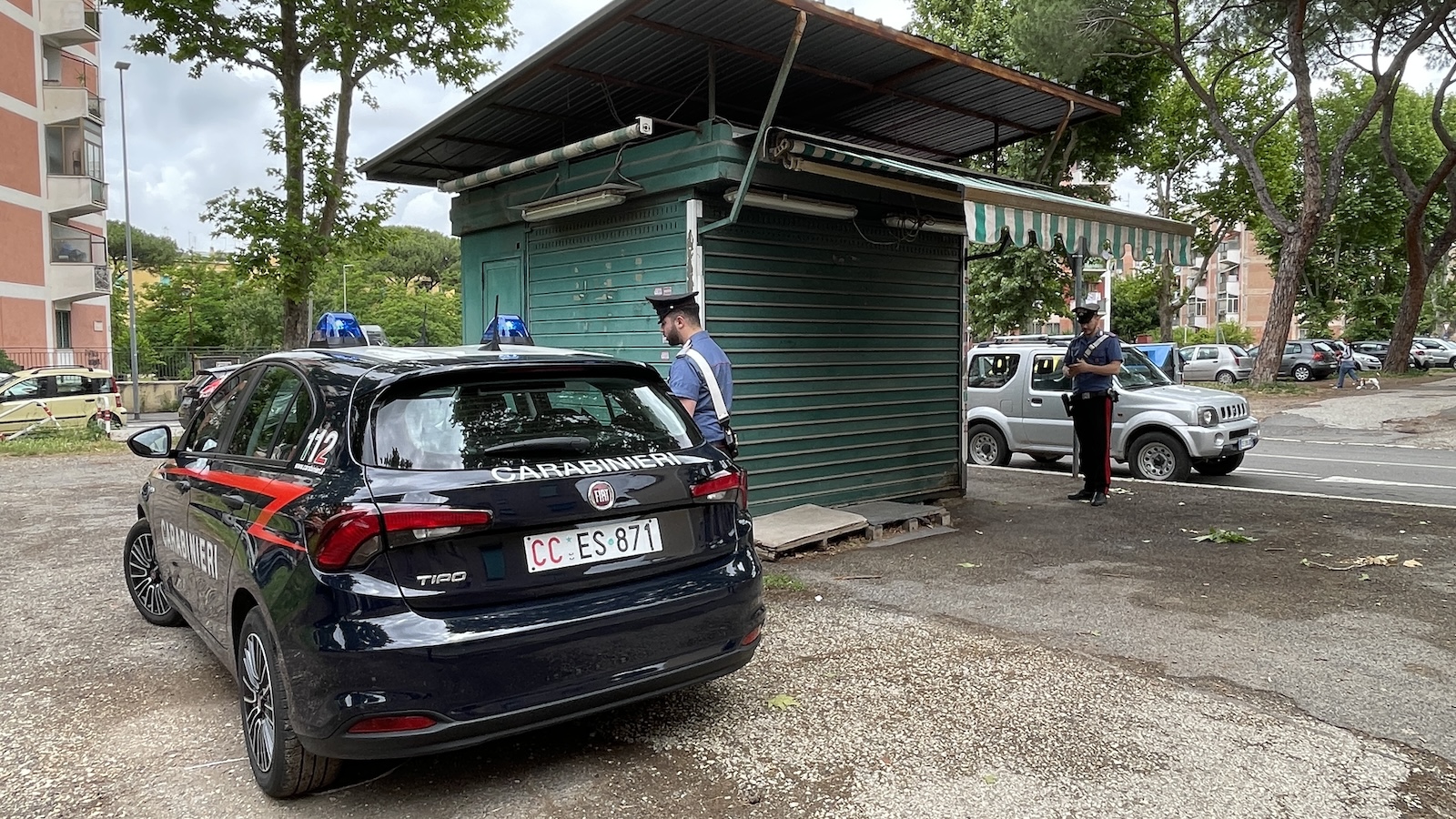 San Basilio - I Carabinieri nella piazza di spaccio Edicola