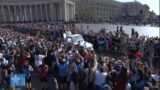 Papa Leone XIV, bagno di folla in Papamobile: 10mila fedeli in piazza San Pietro