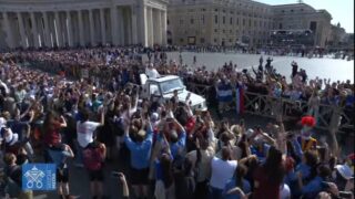 Papa Leone XIV, bagno di folla in Papamobile: 10mila fedeli in piazza San Pietro