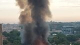 Roma, incendio all’ex Mira Lanza: rifiuti in fiamme e degrado nel cuore del quartiere Marconi (FOTO E VIDEO)