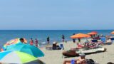 Castelporziano e Capocotta, spiagge allo sbando: tra cancelli chiusi, degrado e abusivi, la stagione balneare parte nel caos
