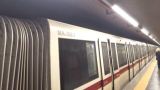 Metro A di Roma, milioni spesi per i lavori ma i treni vanno a 15 km/h: “Pendolari stipati e furiosi”