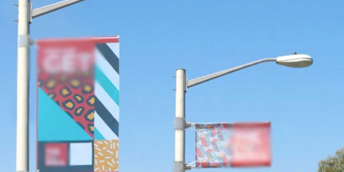 Vele pubblicitarie affisse ai lampioni, simili a quelle in ballo a Nettuno