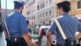 Roma, due rom si “azzuffano”, poi spunta un coltello (e le forbici) all’Esquilino: “salvate” dai carabinieri