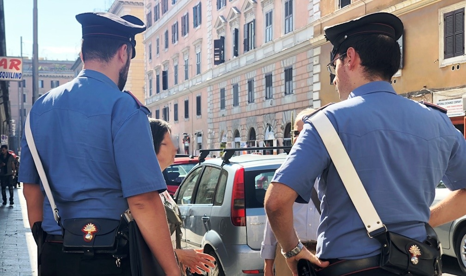 Controlli dei carabinieri all'Esquilino