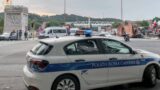 Roma, automobilista fermato contromano tenta di disfarsi di 11 dosi di cocaina: arrestato