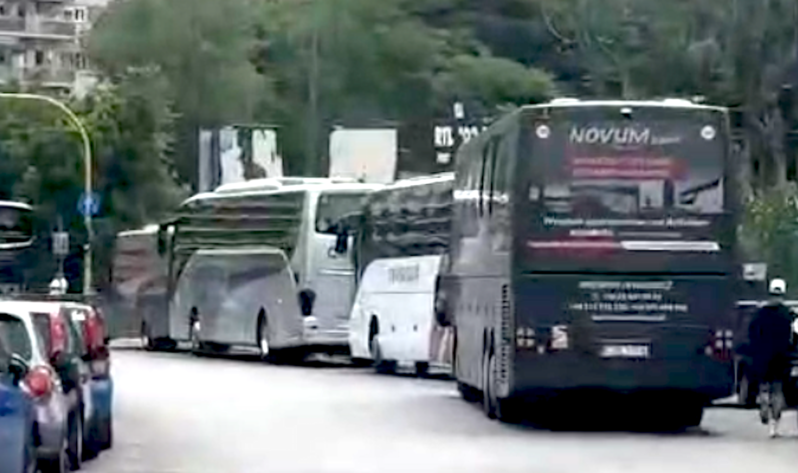 Pullman doppia fila via Gregorio VII Roma